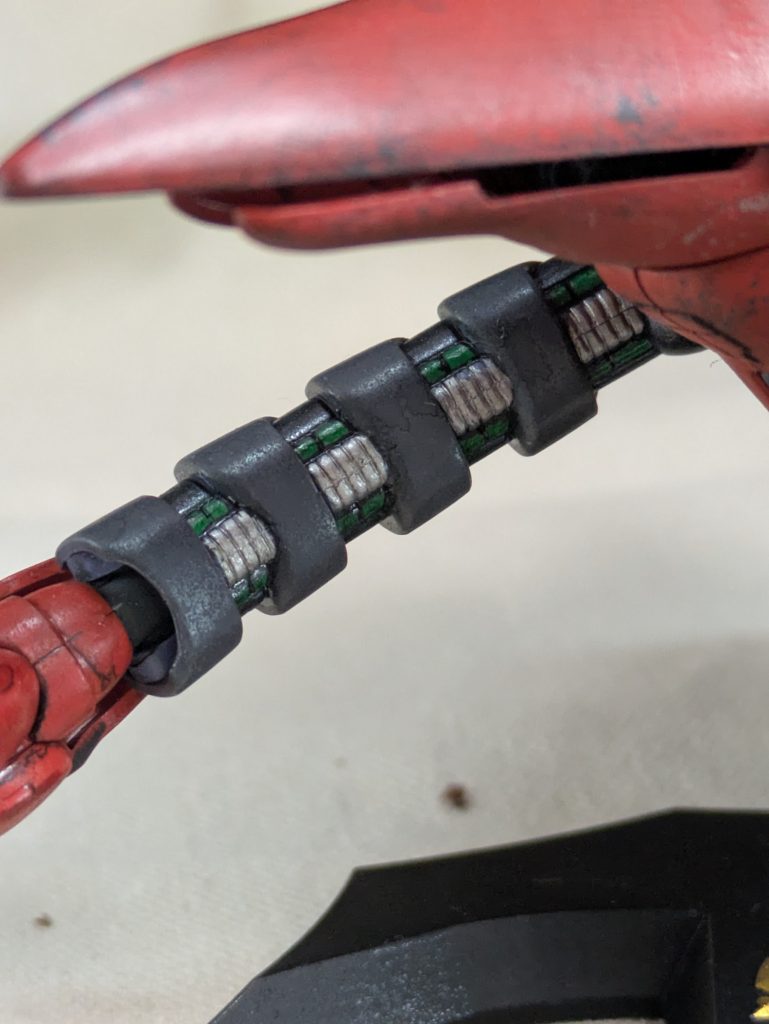 腕の内部を塗り分けをマスキング無しで挑戦。