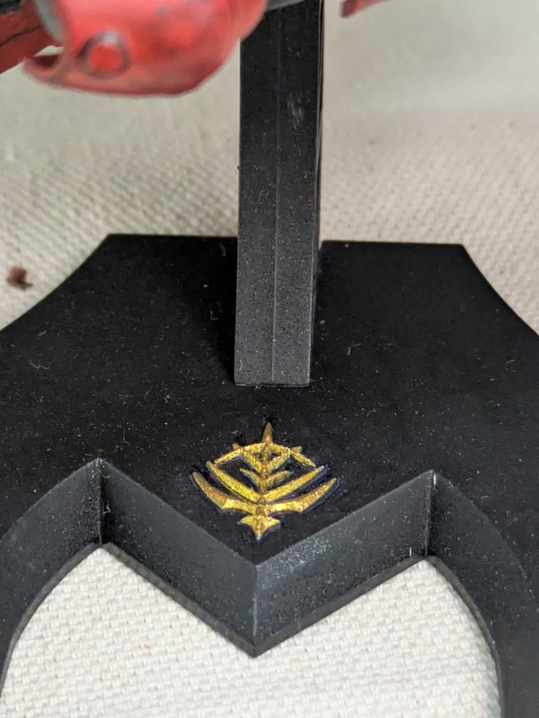 台座のエンブレムもちゃんと塗ったので記念に。