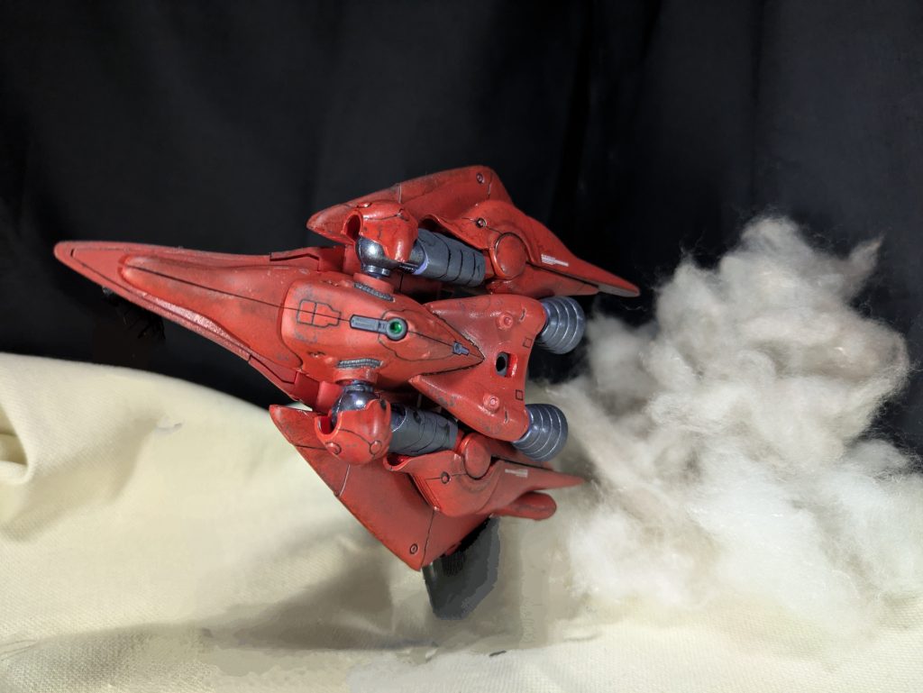 高速旋回のシーンです。手芸綿に水性絵の具で着色しようと筆で塗ろうとしたら弾きまくって色が付かない…。次に絵の具を溶いた水に漬け込んで絞ったら全部色落ち……。最後にアクリル絵の具に漬け込んでベランダで半日干していい具合になりました。