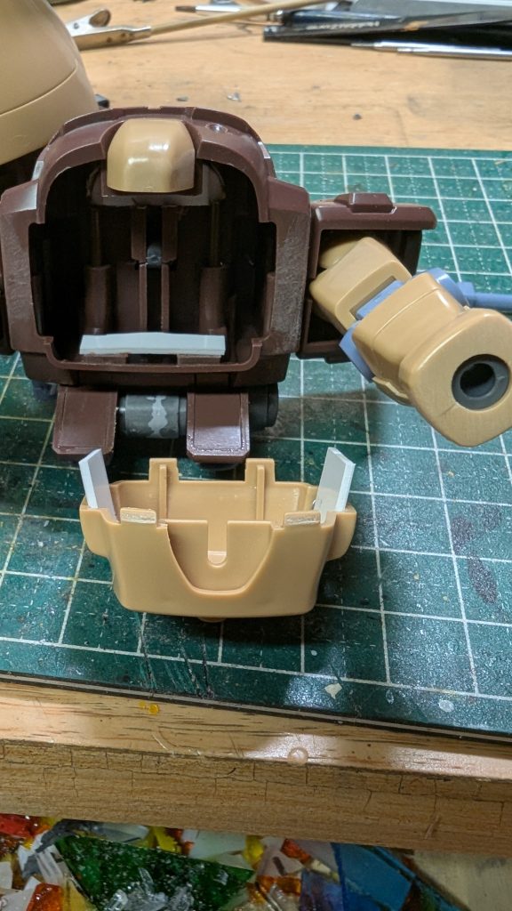 上部の内壁にプラ板を貼り付けて下部を固定出来る様にしてます。側面に隙間が出来るので対策として下部にプラ板を貼り付けてます。それ以外は後ハメ加工の手順のみです。