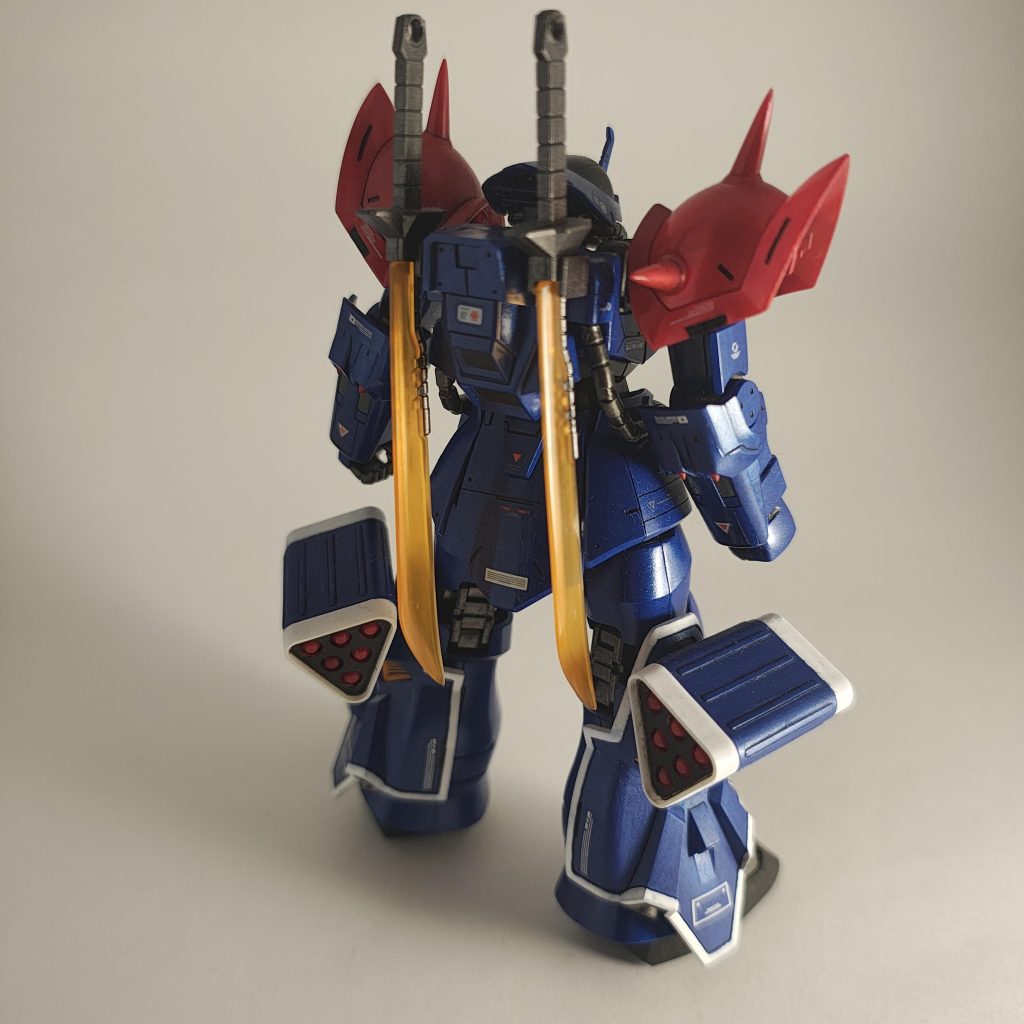 ディテールアップと言いつつ、やったことと言えば若干のスジボリの追加と肩アーマー等のシャープ化ぐらいで、簡単に仕上げています。