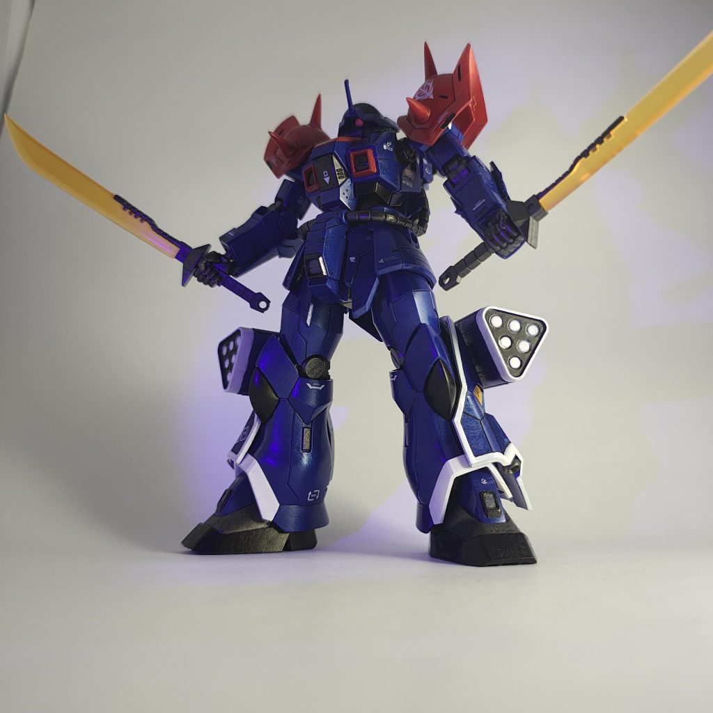 ブルーディスティニー1号機と死闘を繰り広げたイフリート改。1号機同様、上から目線がよく似合うように思います。