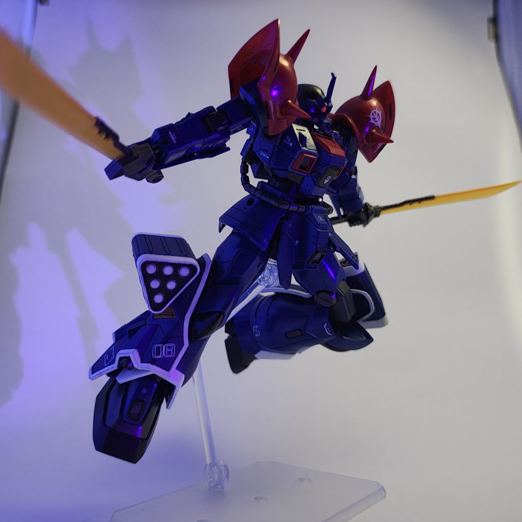 簡単仕上げにする代わりに肩アーマーのトゲはかなり鋭利に仕上げました。動かしている時に刺さると少し痛い、、、、。