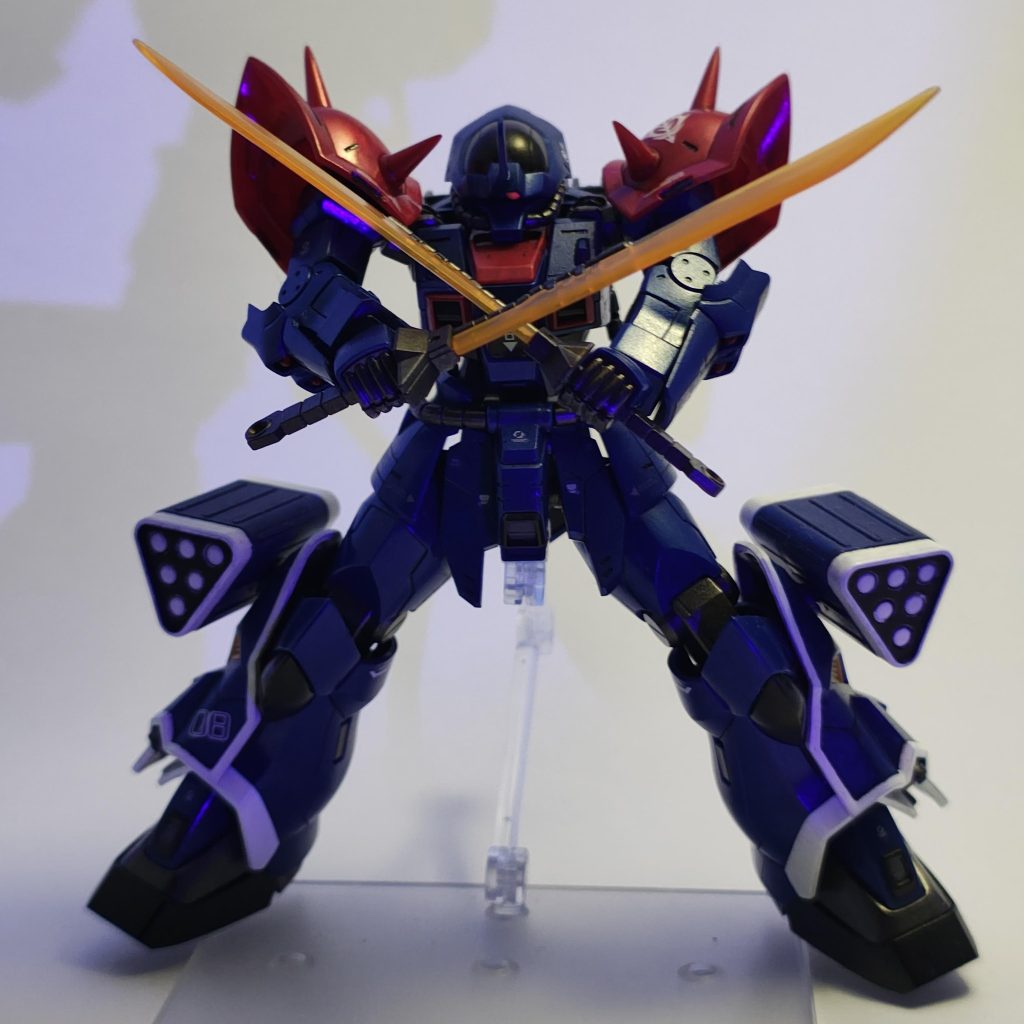 腰部に通っているパイプによって、脚部の可動域は若干制限されるものの、肩や頭部には引き出しギミックもあり、上半身の表情付けはしやすいです。