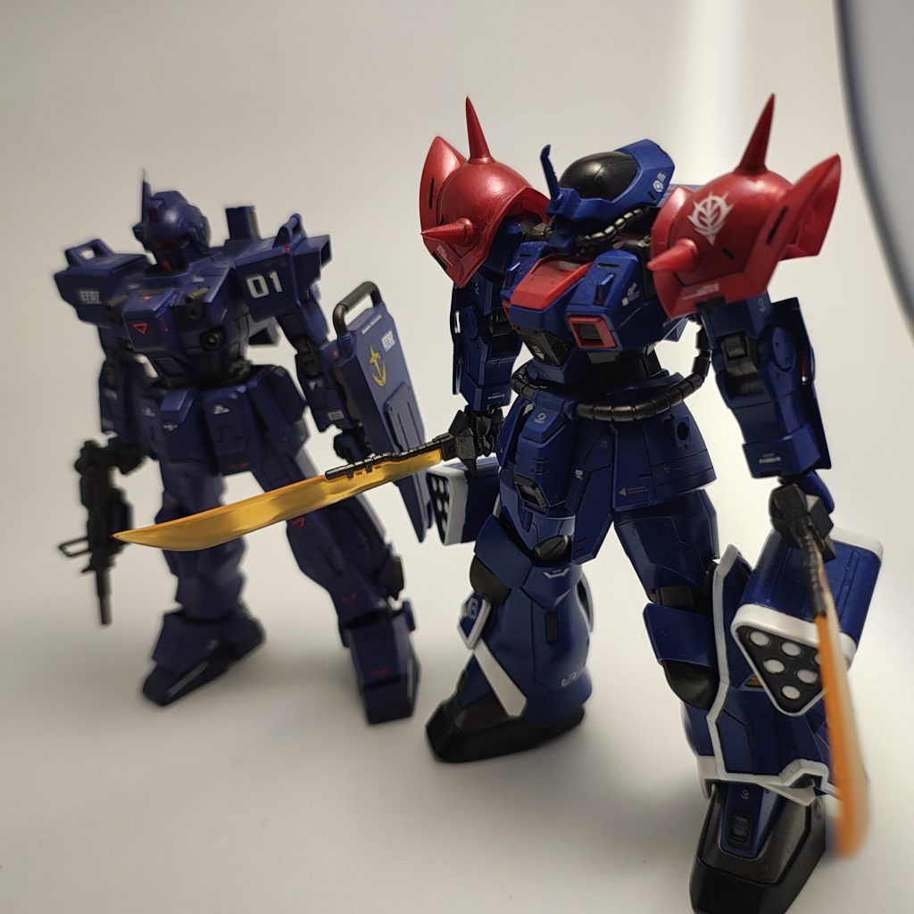 折角なので1号機とのツーショット。1号機をだいぶ暗めの色で塗装したのでイフリート改の方は明るめに仕上げています。