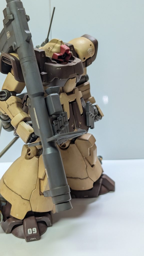 顎を引ける様にボディ部分を削って、前かがみになる様胴体部分を改修しています。