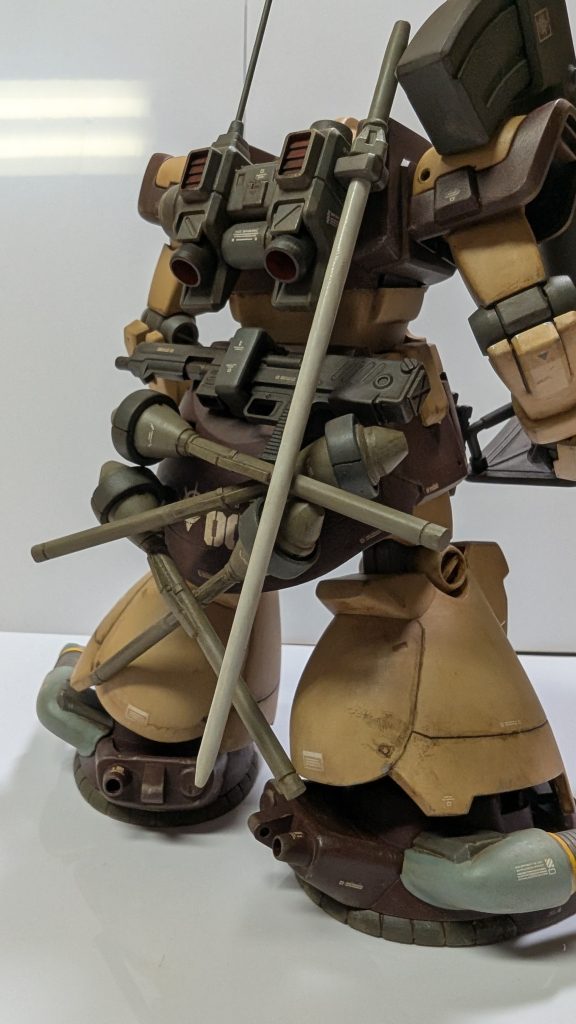 バックパックはKOTOBUKIYAのMSGやプラ棒やランナーを使って改修。踵のディテールが左右対称でわ無い所が気になったのでMSGを使って自分好みにしてみました。