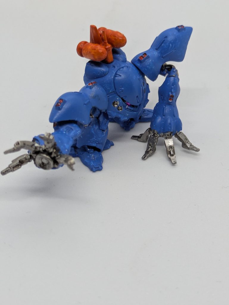 ハイゴッグ。今のところこいつが一番気に入っています。手元にあった色を適当に選んで塗っていますが、思ったよりも青みが強く、ハイゴッグというよりはケンプファーっぽい色合いに⋯グレー部分をヘビーガンメタリックで塗装したら、メカっぽい感じが強調されて良い感じになったのではないかと思っています。