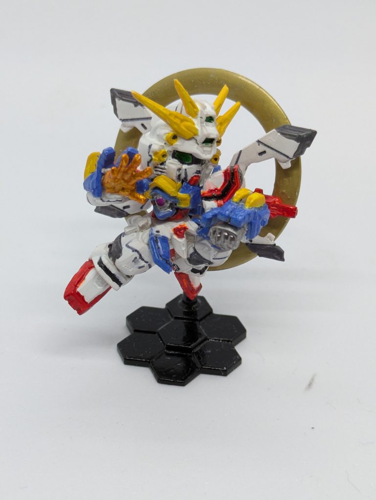 ゴッドガンダム。こっちはだいたい設定通りに塗りましたが、配色を確認するときにRGのゴッドガンダムを参考にしたため、一部の装甲をグレーで塗っています。背中の日輪エフェクトはゴールド1色で塗装しましたが、そのせいで若干安っぽくなった気がします⋯台座はピアノの表面みたいな感じにしたかったので、黒で塗装後光沢トップコートを吹いています。