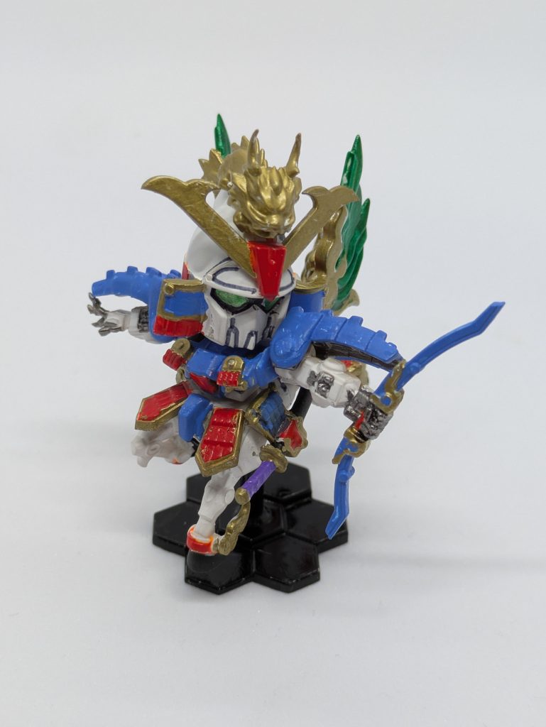 武者ゼータ。正式名称を書くと漢字だらけになるので武者ゼータと記載します。小さい頃よくBB戦士を作っていたので、懐かしいですね。4本足かつ色々な飾りが付いているので組み立ては楽しいのですが、塗装は大変でした。メタリックカラーを多めに使ったので、きらびやかな感じになっています。