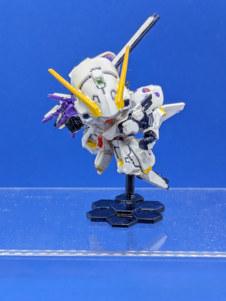 ウーンドウォート。色々なカラーがある機体ですが、今回は一番好きな白にしました。白メインなので塗装楽かと思いましたが、配色が細かく、結構大変でした。コンポジット·シールド·ブースターを接続するジャバラアームが細く、すぐ取れるので接着しました。
