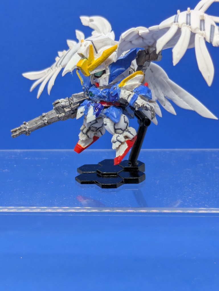 ウイングガンダムゼロ(EW)。羽根が大きくて写真に収まりきらないサイズです。迫力満点ですね。個体差あるかもしれませんが、全てのミニプラで一番組み立てに苦労しました。あちこち(とくに両足と腰部フロントアーマー)が緩いうえに、組み立て時に折れた箇所があるので、全身接着剤で固めています。