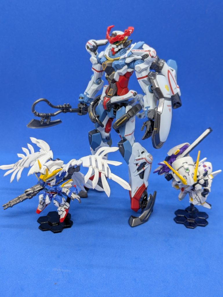 一般的なHGのガンプラ(ジークアクス)と並べて。だいたいHGの膝丈くらいの高さです。写真ありませんが最近出たCUPSULE INDEXより少し小さめくらいです。やはりウイングガンダムゼロ(EW)の羽根のボリュームが凄い。ご覧いただきありがとうございます。