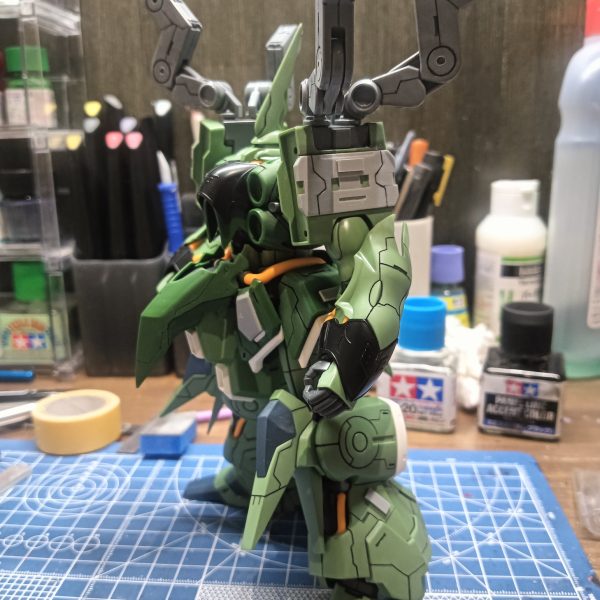 クシャトリヤ制作中です、やっと地獄のスジ彫り終了しました(gundam-kao9)バインダーは1つディテール増やしたら✕4枚なので大変でした、塗装頑張って行きます‼️（2枚目）