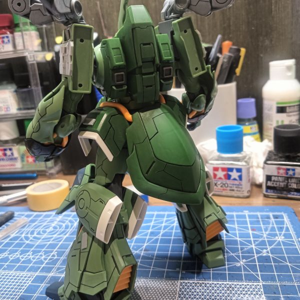 クシャトリヤ制作中です、やっと地獄のスジ彫り終了しました(gundam-kao9)バインダーは1つディテール増やしたら✕4枚なので大変でした、塗装頑張って行きます‼️（3枚目）