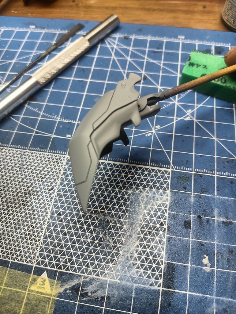 最後に完成写真では分かりにくいですが、パーツを削り込んで段付きにしてパーツ分割してるようにしてみました、地味に気に入ってる部分です(笑)ありがとうございました(gandam-hand2)