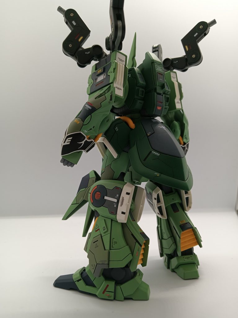 バインダーが邪魔なので、外して撮影しました。制作1ヶ月、自分はせっかちなもんで、これでも1体のガンプラに時間かけた方です。スジ彫り増々、プラ板で少しだけディテール追加してます。