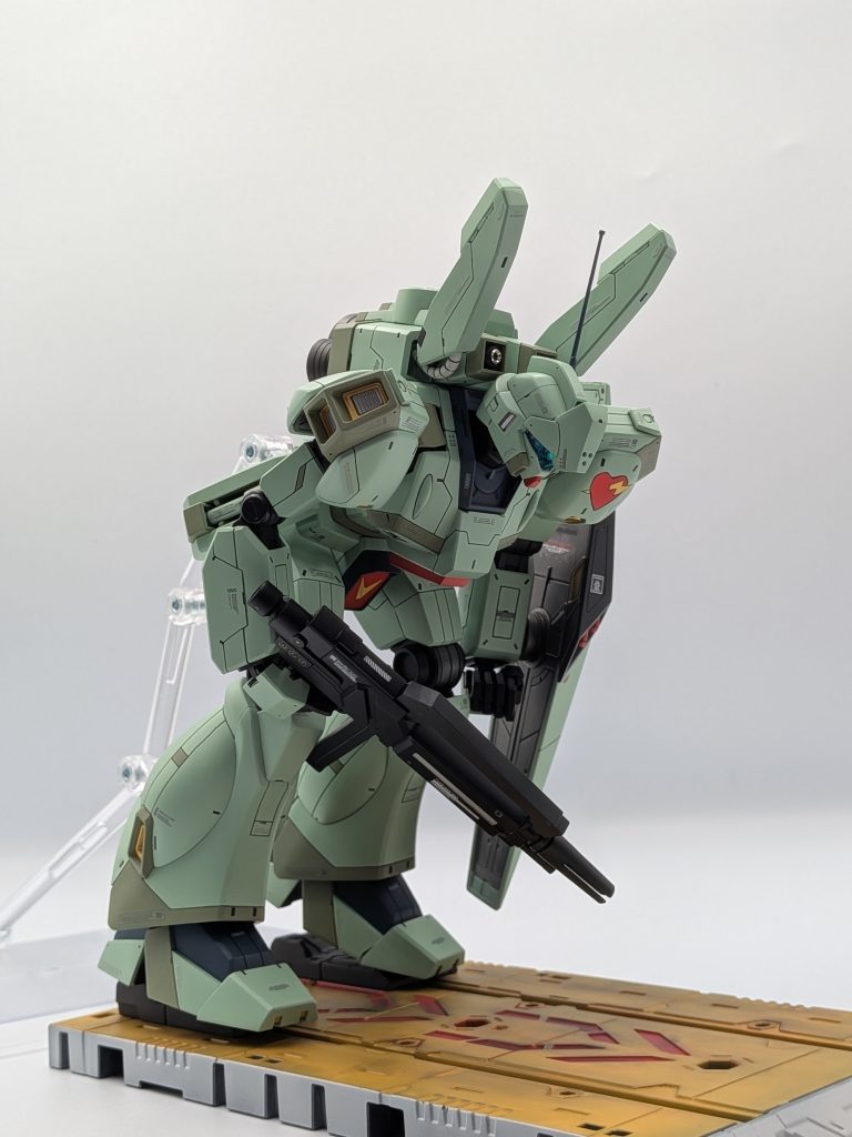 逆襲のシャアのやたら前傾姿勢の発艦シーンです