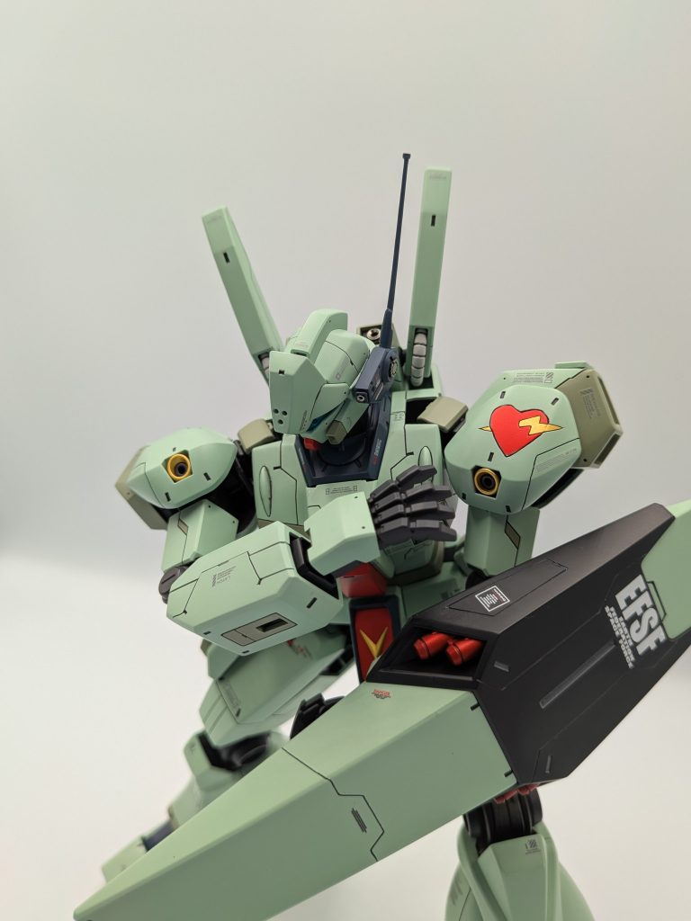 アンテナは切り取り、別の物を接着しましたそれ以外は、プレーンなイメージを損なわない程度にスジボリと塗り分けをしました