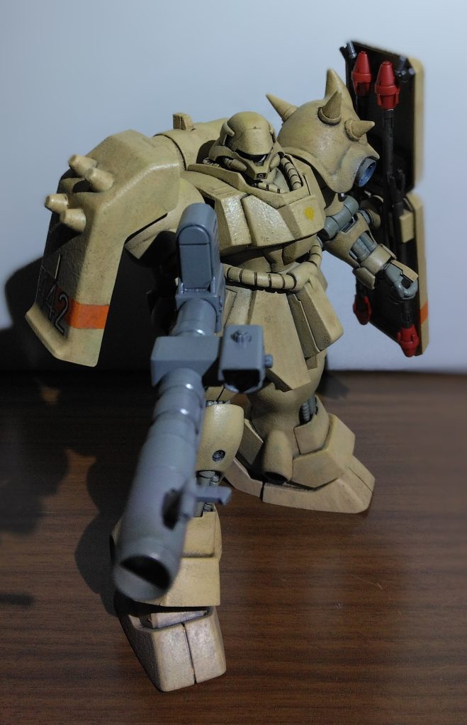 カラーレシピ外装サンドカラー:RLM79サンドイエロー→ミドルストーン→タンの順にスポンジ塗装(効果は不明です😓)掌、関節部:RLM02グレー(水性)ロケットランチャー:RLM75グレーバイオレット(水性)バーニア部分:軍艦色(1)(水性)腰部シュツルムファウスト:弾頭部分は水性の明灰白色(2)かオリーブグレー(フィールドグレー2)…失念しました😥手持ち部分は成型色です。シールドのシュツルムファウストも成型色のままです。