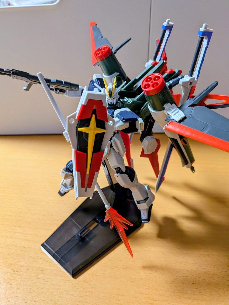 インパルス3形態の武装は一通り使えます。サーベルのいい取り付け位置が思いつかなかったのでシールド裏に取り付けてあります。インパルス本体はソードとブラストの黒系パーツを組み合わせて消費電力を極限まで抑えている感じを出しています。