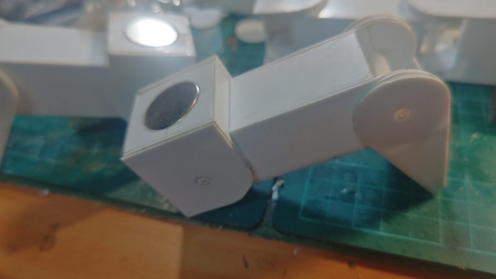 なので、本体下部には薄い鉄板シートを貼り付け、脚接続部に磁石を仕込み位置を変えれる様にしました。