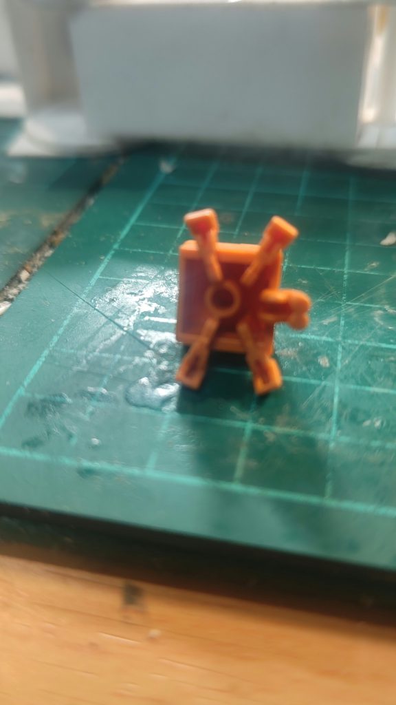 ただ、ニャアンのプラモに付属コンチだと、中央よりに後ろ脚があるので、脚の位置が自在にかわると解釈。