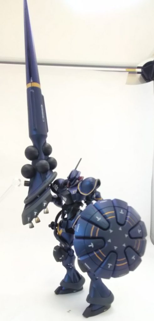 ハクジが、デカい!横にも!縦にも!!収まらん!!ハンドパーツのつなぎが折れてしまって、保持に問題ありですが、デカい物理武器はたまらんですね!