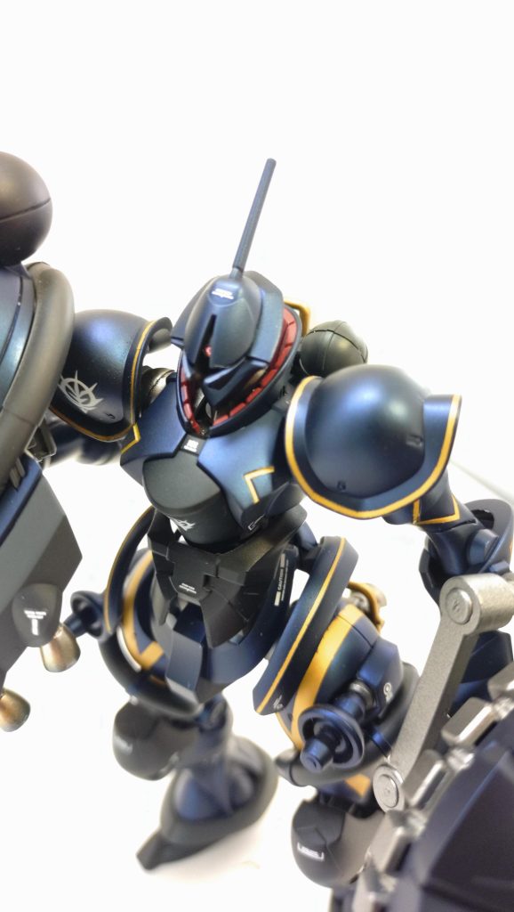 ガイアのプリズムブルーブラックをメインで全塗装しました。ゴールド部はフィニッシャーズの赤金にクリアーイエロー少々。黒はガイアのEXブラック。グレーはガイアのジャーマングレー。メカはガイア、スターブライトアイアン。今回もシール不使用で、デカールをなんとなく貼ってます。プリズムブルーブラック、いいですね、これ!仕上げは半光沢です。