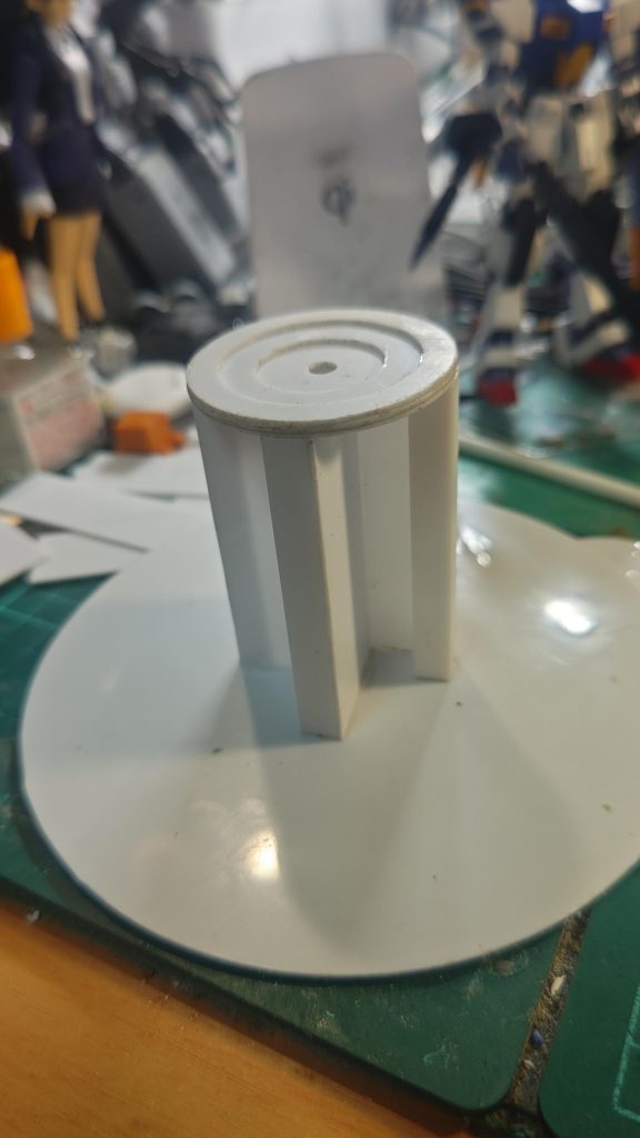 ちなみに、市販のアクションベースだと支えきれないのでベースは自作しました。