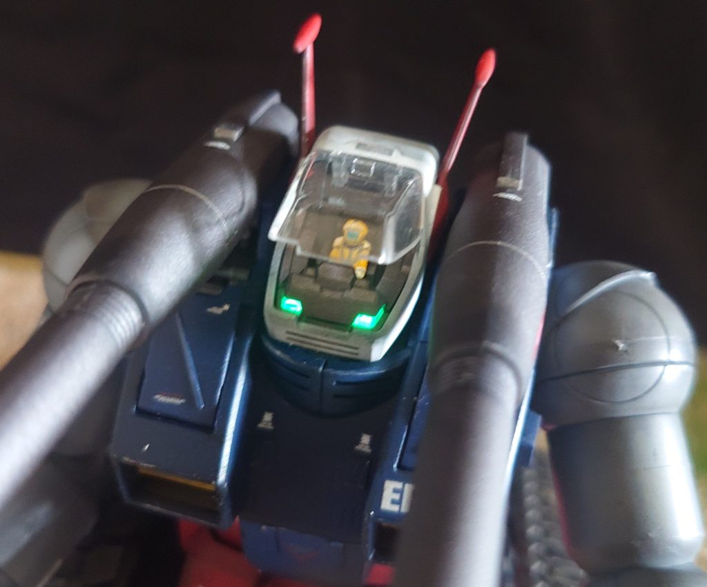 コックピットは付属のLEDで明るくできます。