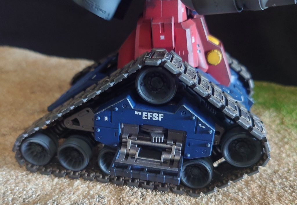 側面を開くと履帯の高さを調整するスライドが付いてます。これが高くした状態