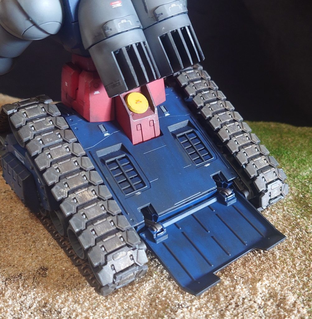 これ荷台だっんですね。てっきり砲撃の時にブレないよう固定する物かと思ってました。