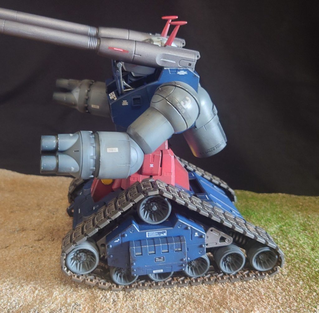 履帯のパーツはバラバラに分かれているので結構大変なうえに外れやすいので、あんまり動かせない。