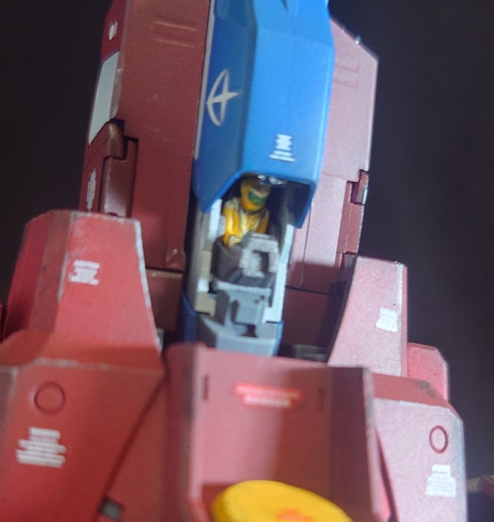 コア・ファイターのコクピットも回転して座席が前に向くようになってます。結構細かいギミックですな