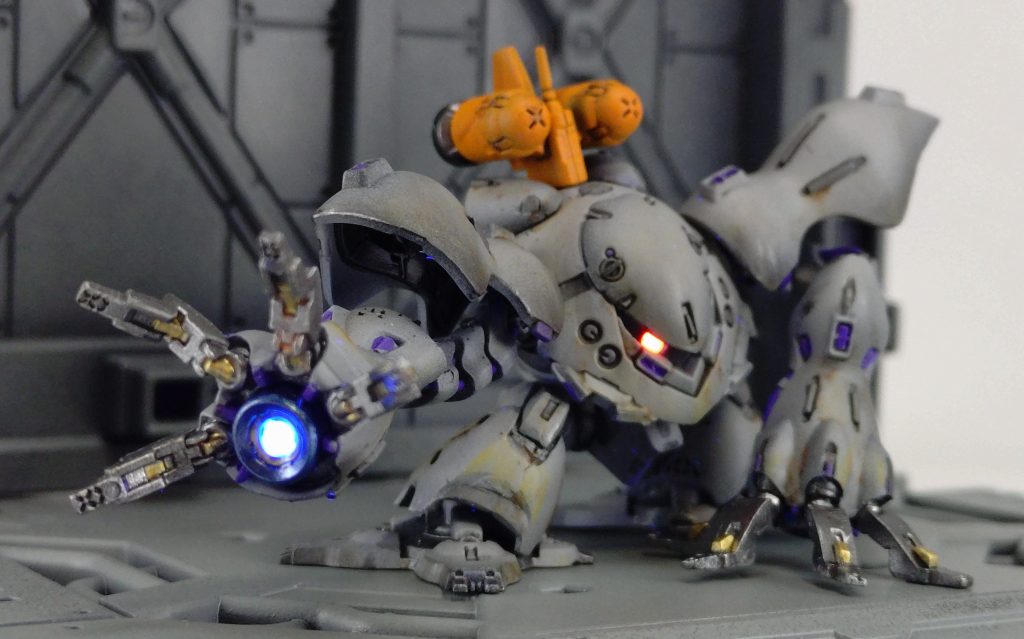 れいによって蛍光で光らせてます!今回はモノアイを蛍光ピンク。なんか撃ちそうなとこは蛍光クリアにクリアブルー混ぜてみました。が、蛍光クリア(ガイア)がそもそも青く光るので混ぜる意味ありませんでした!(笑)てっきり混ぜた色とか下地の色で光ると思ってました・・・なので、モノアイもメタリックピンクに蛍光クリアでいいかなとか思ってたら、ダメだってことで慌てて蛍光ピンク買いに行きましたとさ。