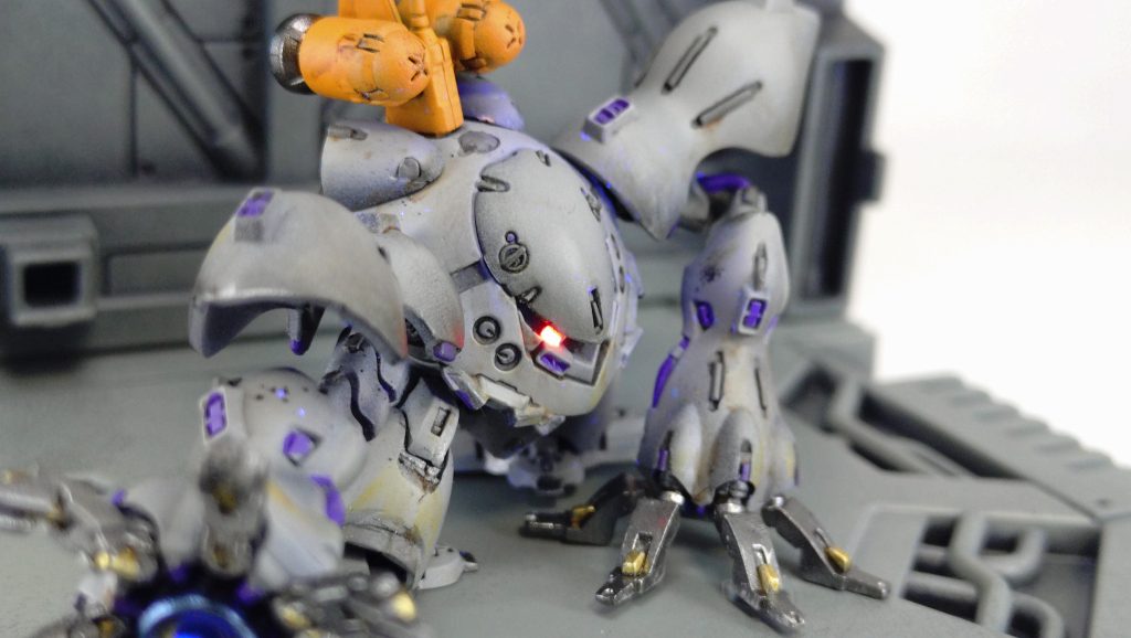 スペリオルディファイン、この大きさにディフォルメしたデザインとハイディティールを成立させてるのは凄いと思いました。アーティファクトもいいけど、スタチュー的な捉え方だとこちらもまたかなりいいですね。今回もグレーベースで塗装して、なんか差し色ないかなー、で、なんとなくパープルいれたけど、どっかで見たなーと思ったら、G3配色でしたね(笑)じゃあ、ハイゴックG3 つてことでいいか!あと、久々にウェザリングしてみました。うん、下手だ!修行する!