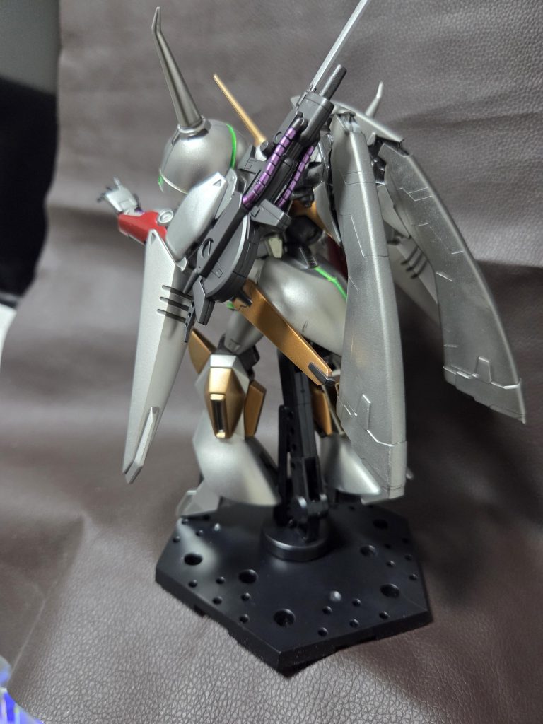 背面の追加ブースターは模型屋でたまたま見つけたアップグレードパーツです