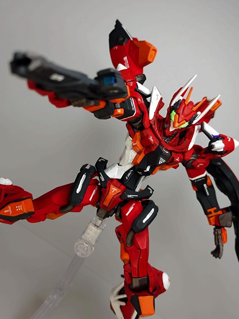 ビーム・ライフル初号機の色違いです。センサーだけグリーン系統からブルー系統に変更してます。