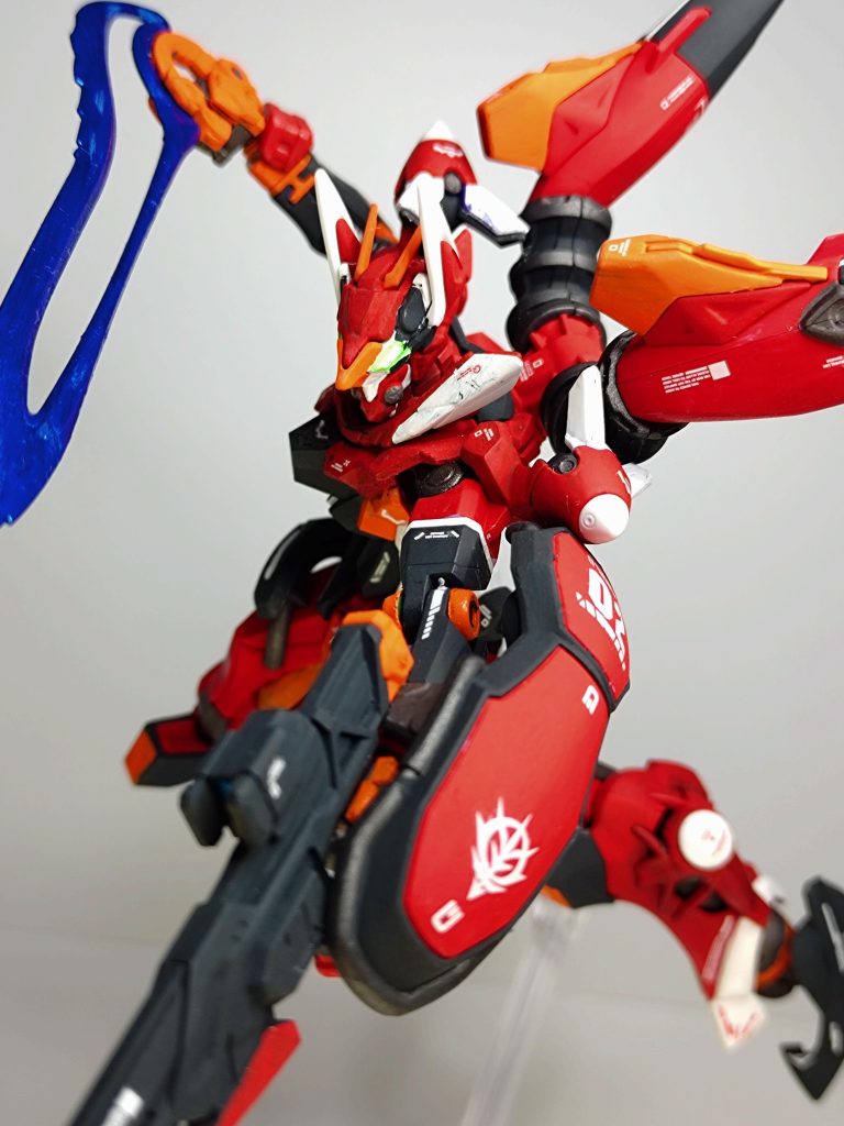 好戦的なカラーにしたので、つい二刀流で構えさせてみたくなります。ちなみにエスビット等はまだランナーに付いたままです。