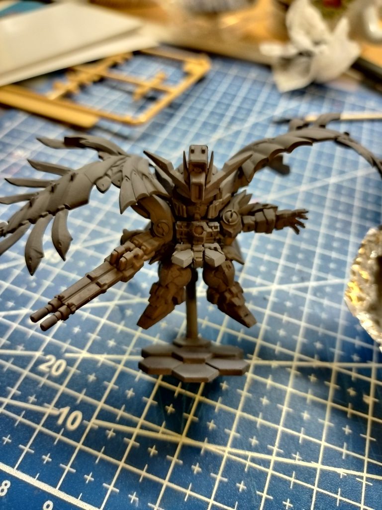 アッセンブルカラーのパープルとアクリジョンベースのグレーを混色し、下地にしました。あまりうまくいってません…