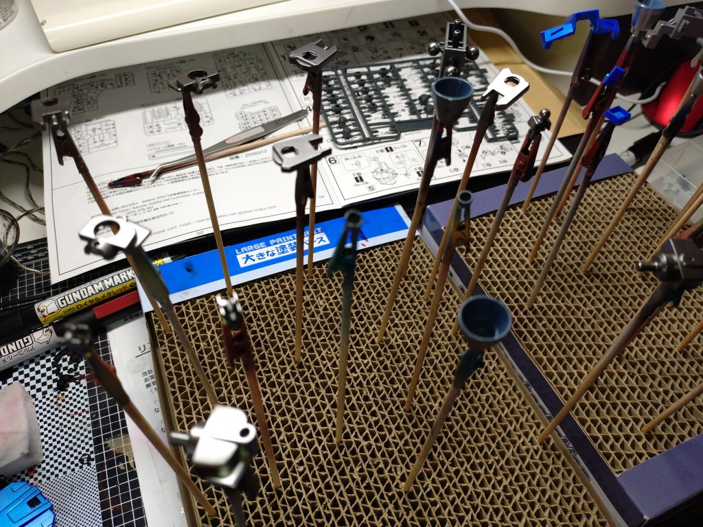 HGグレードとは言えそこそこの部品点数でしたが、エアブラシがあれば然程苦も無く塗れますね。意地になって塗り分けしようと、マスキングが大変でしたが、HGくらいならそうでもないのかな。