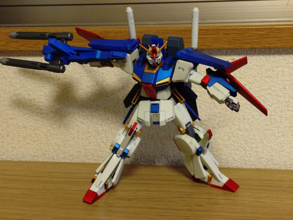 ZZガンダムの定番ポーズ。股関節の制限や大きなランドセル背負っている割に、スタンド無くても自立出来るバランスの良さ。