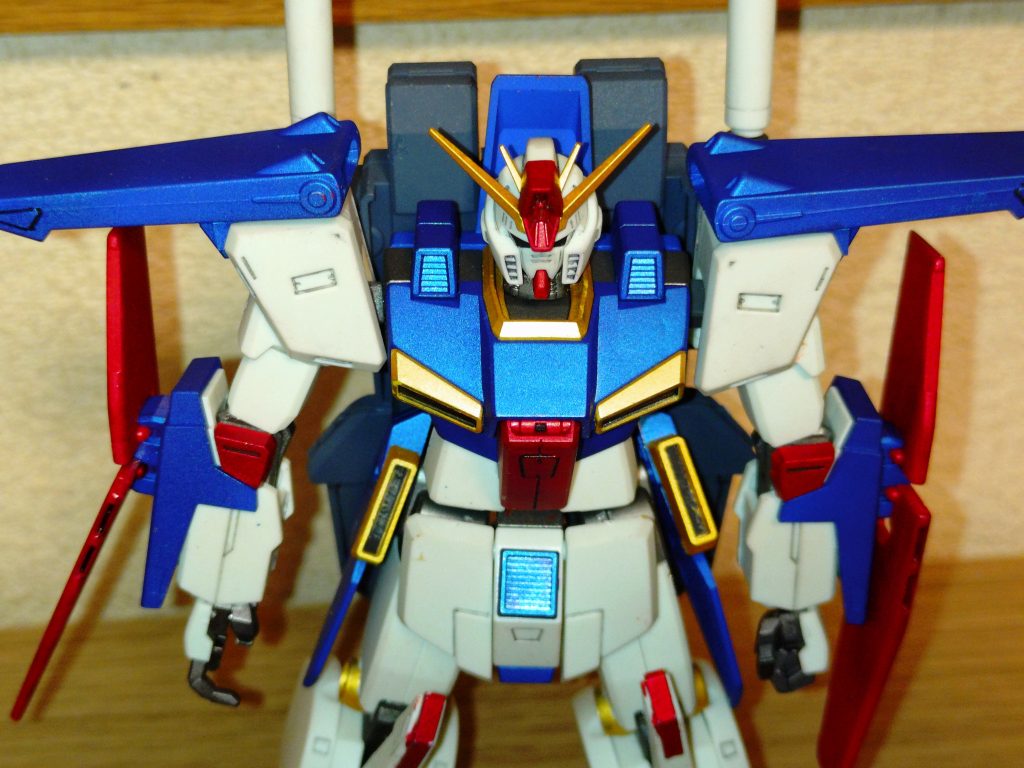 元の成型色にそって、外装甲、内部フレームを塗り分けました。赤 ロイヤルメタレッド青 メタリックブルー黃 ガンダムゴールドフレーム スターブライトアイアン 全部メタリック系ですね。最後に艶消し吹きましたが、光沢をワンクッション入れた方が良かったかな…。場所によってはメタル感すら無くなってしまった。