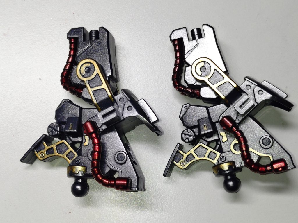 作中で、高機動力を発揮するための沢山のスラスター。小さく同じ様なパーツが多いので、塗り分けたり無くさない様にするのが…。見えなくなる部分だけど、ちょっと金色挿してみる変なこだわりw