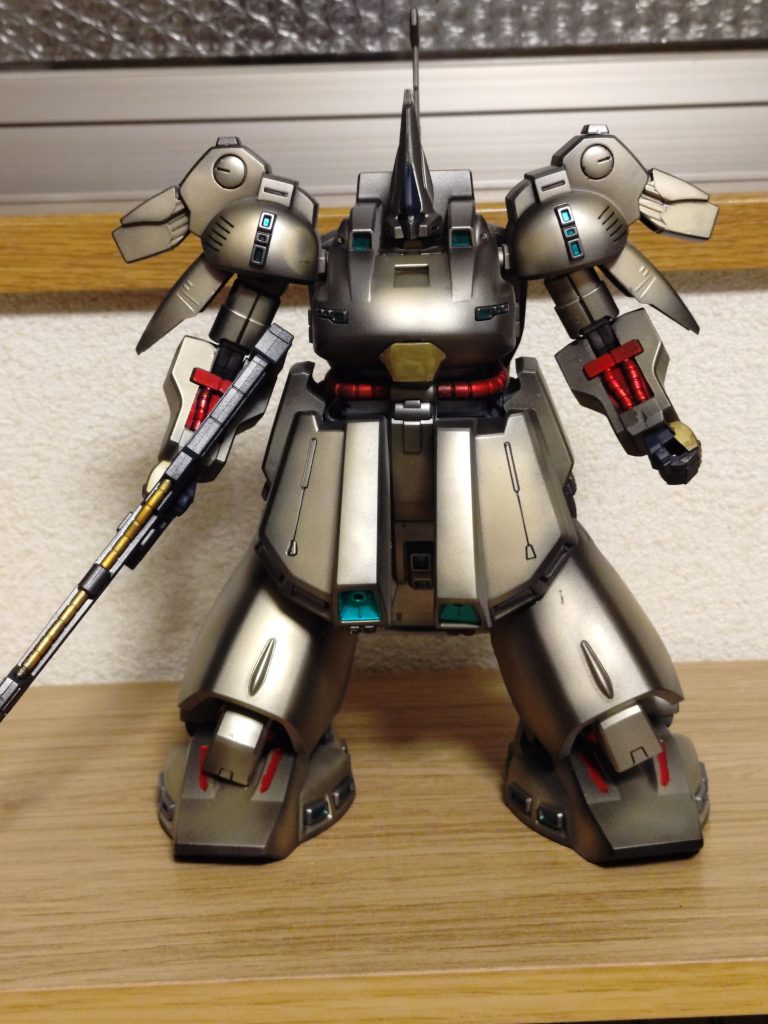 成型色がしっくり来なかったのと、グラデーション塗装をやってみたく、艶黒下地のゴールドで塗りました。