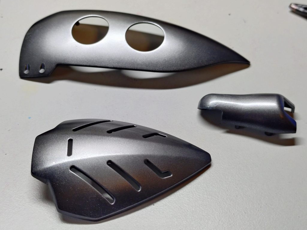 グラデーションを掛けたく、下地の黒の上に中間色的にシルバーを。この後に薄く、普通のホワイトで良かったのかなぁ。パールの隠蔽力が殆ど無いのは誤算でした。色々試し塗りしないとダメですね。