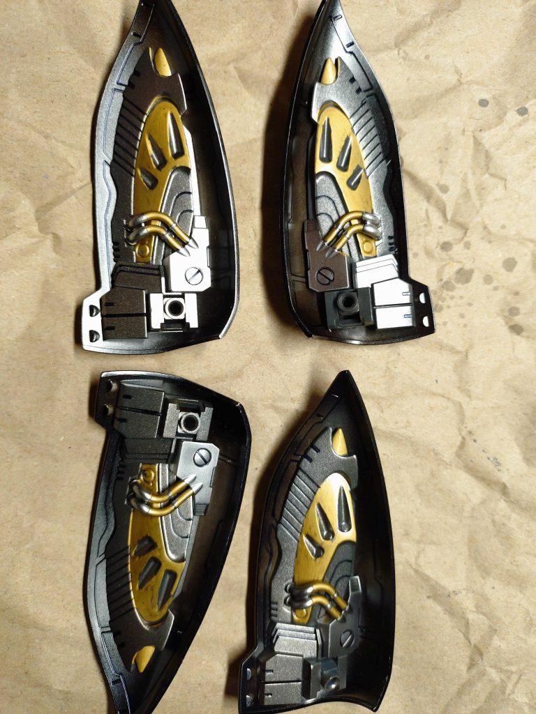 申し訳程度に、羽根裏を塗り分け。