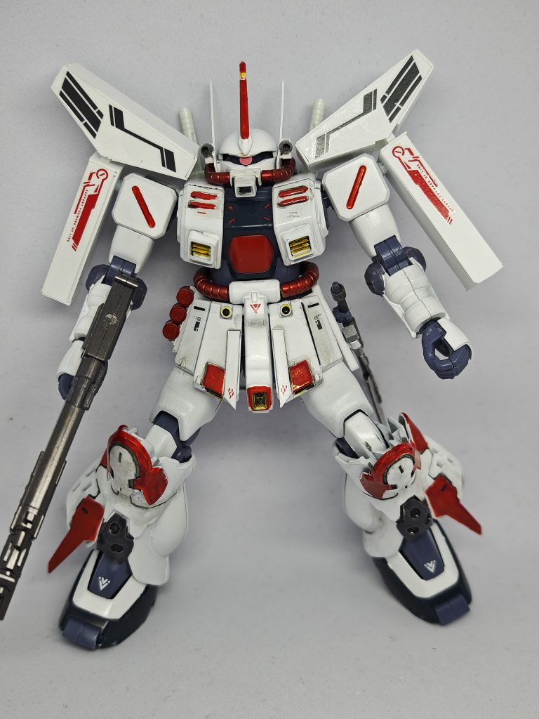 ザクⅡ改をベースに両肩をプラ板で作ったザクⅢに近い形状のショルダーシールドに変えました。またそれに伴いボリューム不足になってしまった下半身を３０MSのヘビーアーマーで強化しました。