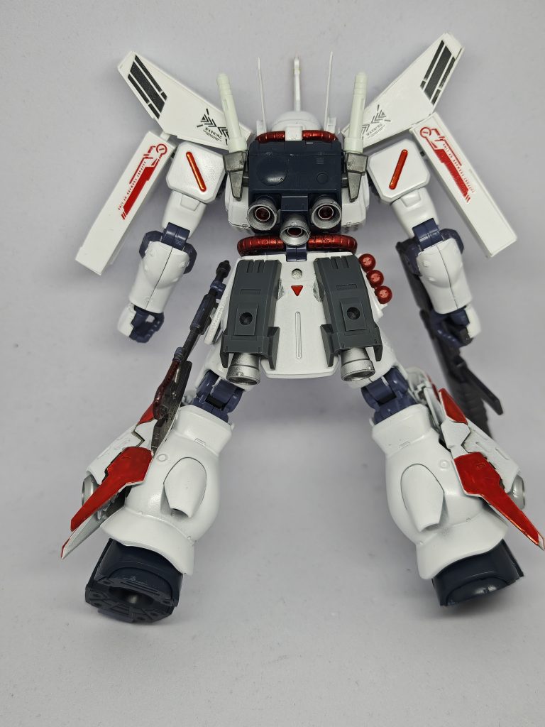 バックパックにはガンダムのビームサーベルを移植しました。そして腰部には３０MMのオプションパーツのマルチブースターを着けてバーニアだけ別物を接着しました。